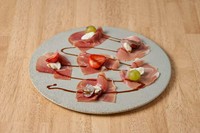 生ハムとフルーツは最高・・・!
スペイン産ハモンセラーノの塩気とフルーツの甘味がマッチ!
マスカルポーネのコクもプラス!