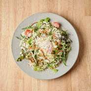 定番の！サラダと言えば！
レッドチェダー・グラナパダーノの2種をたっぷりと！
これぞチーズ屋さんのシーザーサラダ！