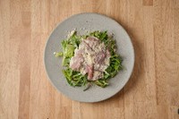 この組み合わせは間違いない!
大人のサラダ、野性のルッコラとスペイン産生ハムに厳選ドレッシングで!