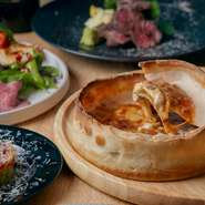 ブルーチーズと濃厚ボロネーゼ！
当店名物4種のチーズのシカゴピザをグレードアップ！
赤ワインを使って煮込んだ自家製ボロネーゼをON！迷ったらコレ！