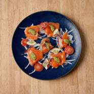 とろける脂ののったサーモンをレモンとバジルで！