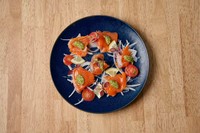 とろける脂ののったサーモンをレモンとバジルで!