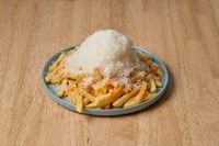 お子様から大人の方まで!
半熟卵とたーーーーーーーーっぷり削りたてパルミジャーノ!