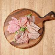 スペイン産ハモンセラーノ、イタリア産生ハム・サラミ、ソーセージの4種盛り合わせです。