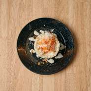 ブルーチーズ＆とろ～り卵！
イタリアブルーチーズ入りのポテトサラダ！
果実味のある赤ワインシャルトロン ラ フルールがオススメ♪