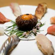 結婚記念日や誕生日、人生の節目のお祝いなど、記念日ディナーに人気の一軒。贅沢食材を使った皿が巧みな緩急で登場し、大切な日の幸福感がアップ！記念日の演出などをご希望の際は、事前にご相談ください。