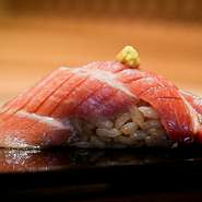 熟練の職人が一貫一貫、丁寧に仕立てる本格江戸前鮨。食通をもてなす接待に好評です。日本ならではの繊細かつ奥深い美味を堪能できるので、海外のゲストにも喜ばれるでしょう。