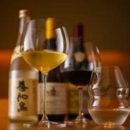 ブルゴーニュやシャンパーニュを中心とするワインの充実度に加え、日本酒のラインナップも見事。順次、新たな銘柄が登場するのも楽しみです。コースの各皿に合うお酒を組み合わせるドリンクペアリングがオススメ。