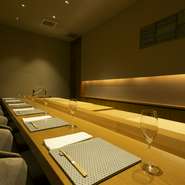 大切な人と一緒に味わうと幸福感が高まる美味の宝庫。調理のライブ感が楽しいカウンター席、2名様から利用OKの個室があり、その日のシーンに応じて空間を選べるのも魅力です。記念日ディナーの舞台にも素敵！