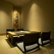 テーブル席と掘りごたつ式座敷の完全個室を4部屋用意。他のゲストと顔を合わせることがない設えで、プライベート・ビジネスの両シーンでゆったりくつろげます。人気が高いので早めの予約がオススメです。