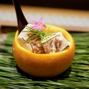 広尾エリアでの大人の女子会にも人気。個室でゆっくり語り合いながら至福の美味にひたるのも良し、2～3人ほどならカウンター席で調理の臨場感を楽しむのも良し。知っておくと自慢になる一軒です。