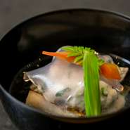 椀物の一例。とらふぐを贅沢に使ったお椀。