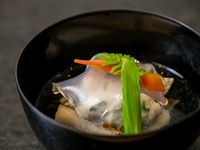 椀物の一例。とらふぐを贅沢に使ったお椀。