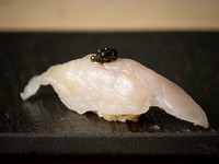 ふぐの本格寿司を楽しめるのも大きな魅力。写真は『昆布〆ふぐの握り 添え国産キャビア』。赤酢をきかせたシャリがネタの旨さと趣向を引き立て、一体感が見事。幸せな余韻も、この一貫ならでは！