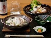 ふぐコースの大きな楽しみは、美味＆ボリューミーなふぐ鍋。〆の雑炊の滋味深いおいしさも心に響きます。