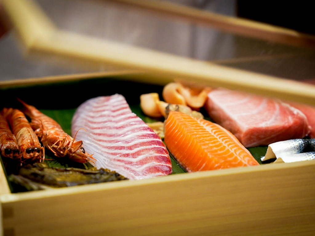 シーンや予算に応じて楽しめる3種の鮨コースを用意