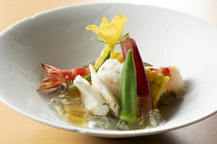 季節ごとに毛蟹・ふぐ・鱧などのお料理からコースがスタート