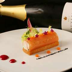 ふんわりとした食感とアミノ酸の相乗効果を利用『自家製燻しサーモンとズワイガニのムースロール』