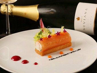 ふんわりとした食感とアミノ酸の相乗効果を利用『自家製燻しサーモンとズワイガニのムースロール』