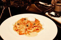 小麦の風味と弾力はあるが歯切れのよい食感が特徴の3ミリの平打ち麺タリオリーニ。ソースは、その時々の良質なサーモンをスモークしお気に入りの生クリームにトマトのうまみを加えた奥深い味わいに仕上げた一皿。