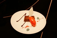 チョコレートや卵、クリームなどさまざまな配合を繰り返し試作を重ね完成。現在の風味や味わい、口溶けなど納得いくものに辿りついたシェフ自慢の一品です。
