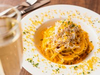 ESOLA二子玉川店限定の、お得なランチタイム限定コース♪
世界各国のワイン70種類はもちろん、樽生やハイボール・カクテルやサワーなども全部入った3時間たっぷり飲み放題付き!