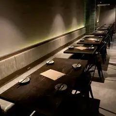 優しい灯りに照らされた、落ち着きのある居心地よい空間
