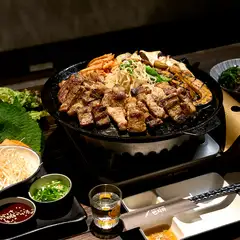 ジューシー＆炭の香りがアクセント。厳選した国産豚肉を炭火で仕上げた『サムギョプサル』