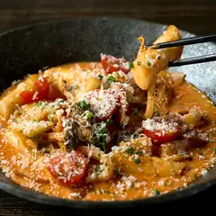 棒状の餅を、コチュジャンや砂糖で甘辛く味付け。好みの韓国酒と共に『トッポキ』