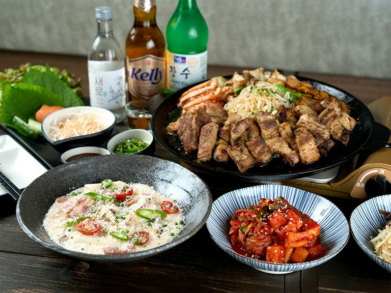 国内外から届く四季を感じる食材は、シェフ自ら厳選