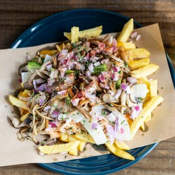 〈飲み放題〉『ベルギー産ビンチェ芋のローデッドフライ』等人気メニューが盛り合わせのお得なライトコース