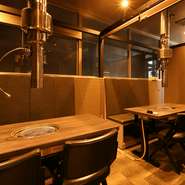 多数の半個室を完備するオシャレな店内は、さまざまな用途に対応可能。半個室は人数に合わせてレイアウトを変更できるため、友人とのカジュアルな宴会・食事会にも最適です。