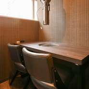 店内には最大8名まで利用可能な個室を完備。ゆったりくつろげる掘りごたつタイプの座敷のため、プライベートな場面にも重宝できます。周囲に気兼ねなく、おいしいお肉・お酒を楽しんでみませんか。