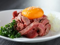 そのまま焼肉としてもいただけるロース（内モモ肉）に一手間。一味違ったおいしさを提供するローストビーフ。ユッケを思わせる盛り付けも印象的な逸品です。