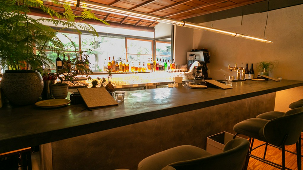 お一人様も楽しめるバーカウンター