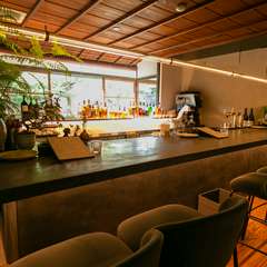 お一人様も楽しめるバーカウンター