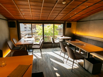 趣ある空間と料理で大人なデートを演出