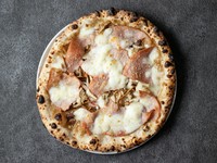 PORCINI
■ポルチーニソース ■モルタデッラ ■モッツァレラチーズ ■バター ■5種のきのこ