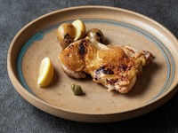 TAMBA Local Chicken
深い味わいが特徴の京都の地鶏、丹波黒どり。
シンプルに炭火焼きで。