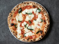 MARGHERITA
■トマトソース ■モッツァレラチーズ ■バジル