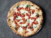 MARGHERITA BIANCA
■チェリートマト ■水牛モッツァレラチーズ ■バジル