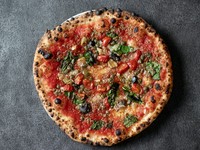 NAPOLETANA
■トマトソース ■オリーブ ■アンチョビ ■チェリートマト ■ケッパー ■ニンニク