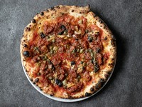POLPO ARRABBIATA
■タコのトマト煮込み ■ケッパー ■ニンニク ■セロリ ■オリーブ ■唐辛子