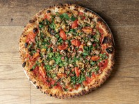 SALAME PICCANTE
■トマトソース ■九条ネギ ■ピカンテサラミ ■サルシッチャ ■マッシュルーム ■ミニトマト ■唐辛子 ■ニンニク ■黒七味