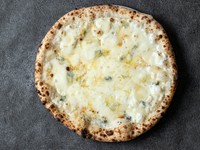 QUATTRO FORMAGGI
■ゴルゴンゾーラ ■タレッジョ ■リコッタチーズ ■モッツァレラチーズ ■プロヴォローネ