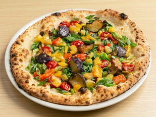 生地も味わい深い、窯焼きならではの『ピッツァ』