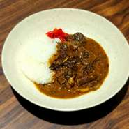 じっくりと煮込んだ『牛すじ煮込み』を贅沢に使った本格的なカレーです。深い味わいととろけるような牛すじの旨みが絶妙に調和しています。食事の締めにぴったりな一品。