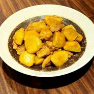 やさしい味わいが広がる、鶏と里芋の煮っころがし。ふんわりと煮込まれた鶏肉と、ホクホクとした里芋が絶妙に絡み合い、どこか懐かしさを感じさせてくれます。家庭的な温かさを楽しめる一皿です。