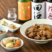 四季の恵みが彩る手づくりのおばんざいは【百花】の名物料理です。おいしさにそっと寄り添ってくれる日本酒もオーダー必須の逸品。「しぼりたて」の日本酒『KEG DRAFT SAKE』はフレッシュな味わいを楽しめます。