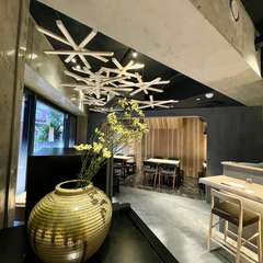 モダンで温かな雰囲気の店内